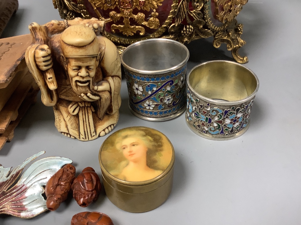 A quantity of mixed Oriental wares to include a dismantled boxwood casket, cloisonne napkin rings etc and a Russian jewellery casket